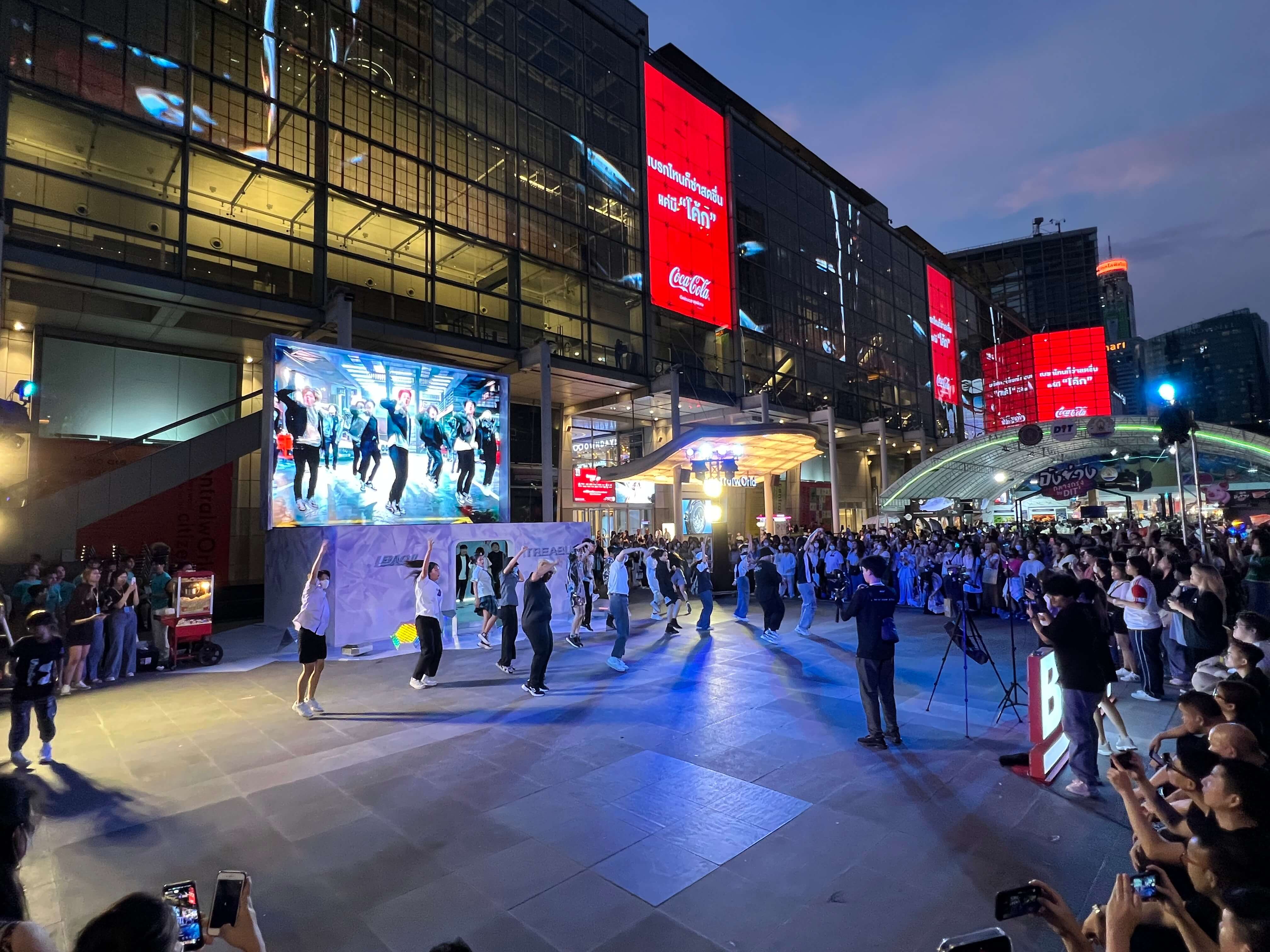 BAOJI งานเช่าจอ LED P3.91 ขนาด 6.50mx4.50m ลานหน้า Central world